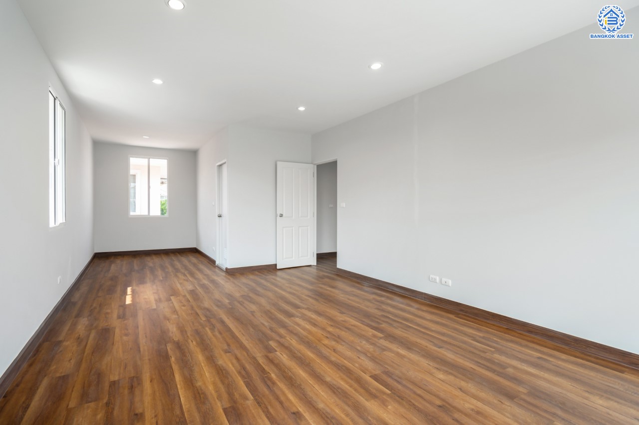 บ้านมือสองตกแต่งใหม่ ม.ภัสสร7 บางบัวทอง ติดถนนเมน! เนื้อที่ 59.3 ตร.ว. ฟังก์ชัน 3 ห้องนอน 3 ห้องน้ำ จอดรถได้ 2 คัน บนทำเลเดินทางสะดวก ติดถนนใหญ่ เพียง 400 ม. จากรถไฟฟ้าสถานีบางพลู ใกล้เซ็นทรัลเวสต์เกต